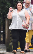 英国300斤胖妹被控性侵约会女子，终究陪审团认定她无罪释放