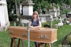 她从小依恋墓地，环球打卡火葬场，加入过近200场葬礼… 这也行？