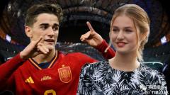 西班牙17岁“将来女王”迷上18岁帅气球星，国王父亲帮要球衣？网友：这是甚么小说情节！