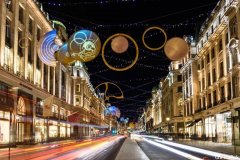 又到了伦敦一年中最美时辰：圣诞灯盏闪动夜空，和回想中同样夺目