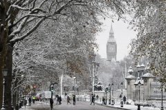 英国遭受恐惧寒潮！大雪搞瘫飞机铁路，儿童坠入冰湖死亡…民间：非须要不过出！