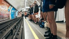 伦敦地铁无裤日回归！蜜桃臀、大长腿，穿了裤子才为难！