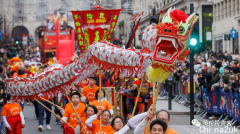 伦敦2023新年大游行回归！50万人到场观看！英国股市2022年寰球表示最好...