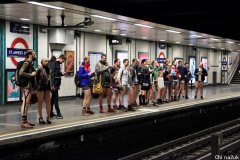 只穿内裤搭地铁！伦敦人这是在干甚么？