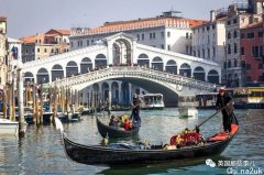 女子从3层高屋顶跳进威尼斯运河… 市长怒：我要给他颁个蠢货证书！